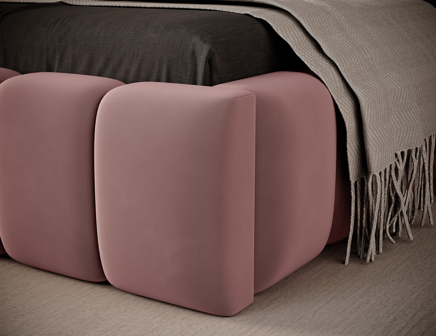 Zbliżenie dolnego narożnika łóżka Lamica I Nube 24 różowy (90×200 cm) z narzutą na materacu, eksponujące detale wykończenia i splot tkaniny.