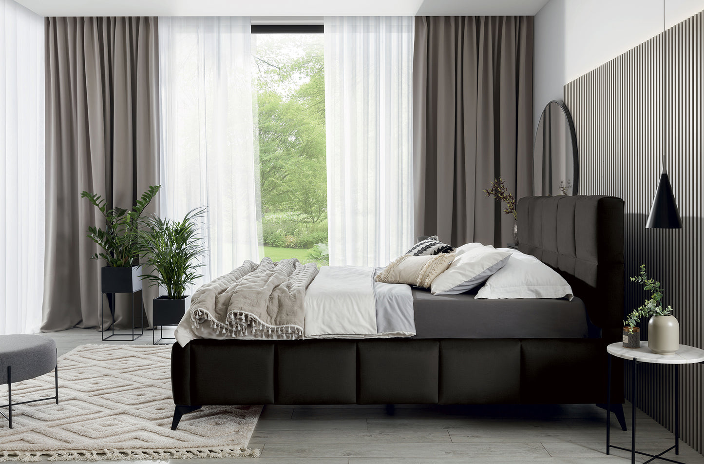 Łóżko Mist w odcieniu Loco 05 ciemnoszary, rozmiar 180x200 cm, widok z boku w eleganckiej sypialni z jasnymi zasłonami i dekoracyjnymi poduszkami.