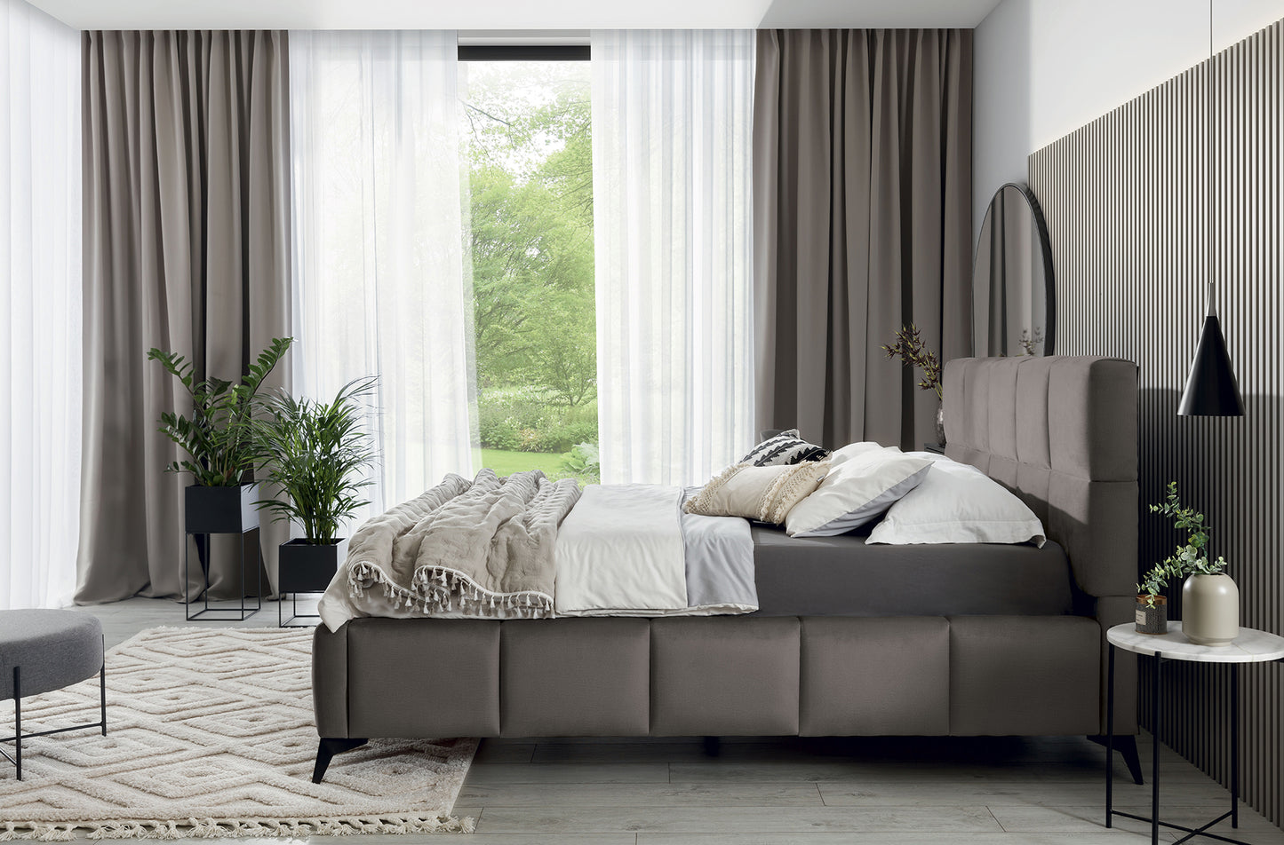Łóżko Mist w odcieniu Loco 04 szary, rozmiar 160x200 cm, widok z boku w eleganckiej sypialni z jasnymi zasłonami i dekoracyjnymi poduszkami.