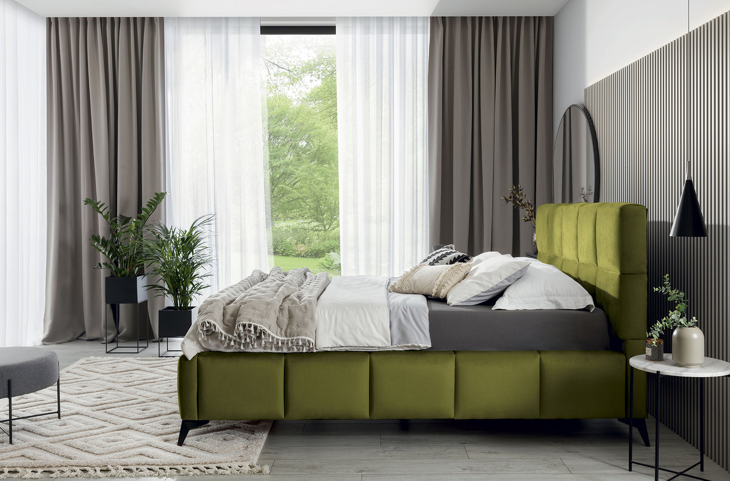 Łóżko Mist w odcieniu Loco 33 jasnozielony, rozmiar 180x200 cm, widok z boku w eleganckiej sypialni z jasnymi zasłonami i dekoracyjnymi poduszkami.