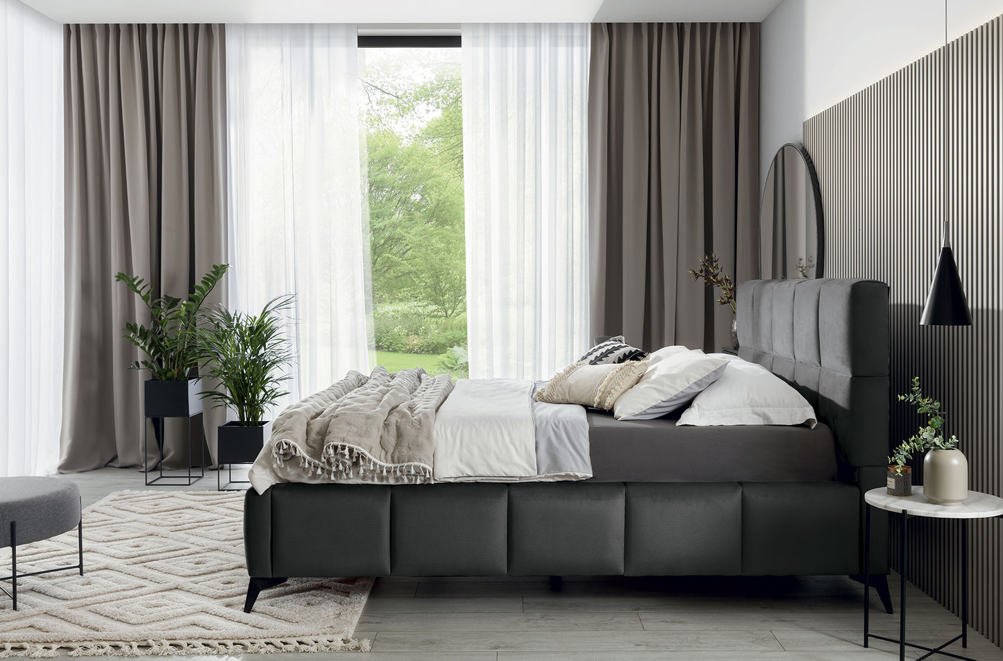 Łóżko Mist w odcieniu Nube 06 ciemnoszary, rozmiar 180x200 cm, widok z boku w eleganckiej sypialni z jasnymi zasłonami i dekoracyjnymi poduszkami.