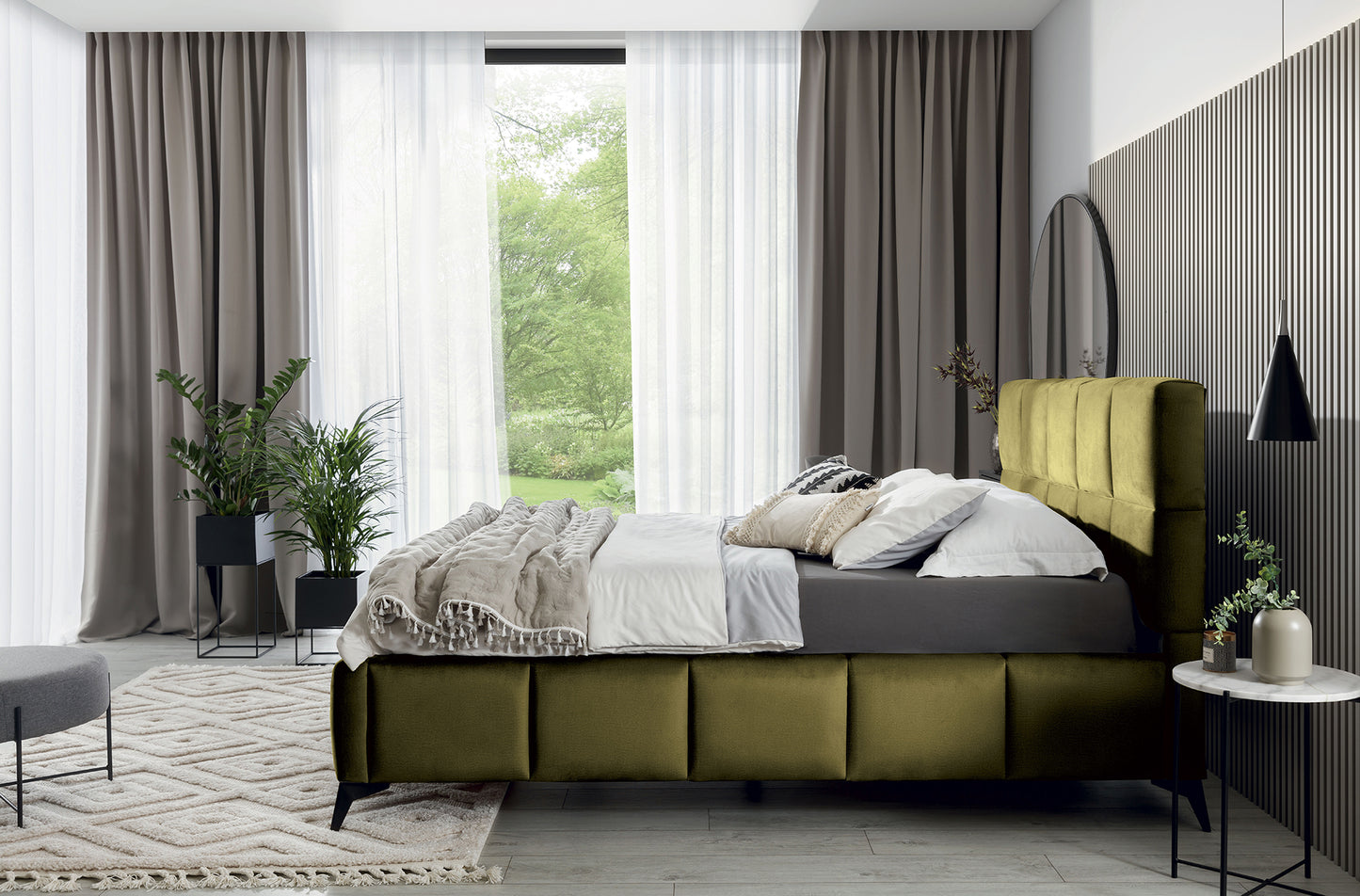 Łóżko Mist w odcieniu Nube 33 jasnozielony, rozmiar 180x200 cm, widok z boku w eleganckiej sypialni z jasnymi zasłonami i dekoracyjnymi poduszkami.