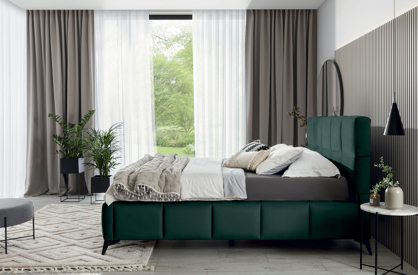 Łóżko Mist w odcieniu Nube 35 butelkowozielony, rozmiar 180x200 cm, widok z boku w eleganckiej sypialni z jasnymi zasłonami i dekoracyjnymi poduszkami.