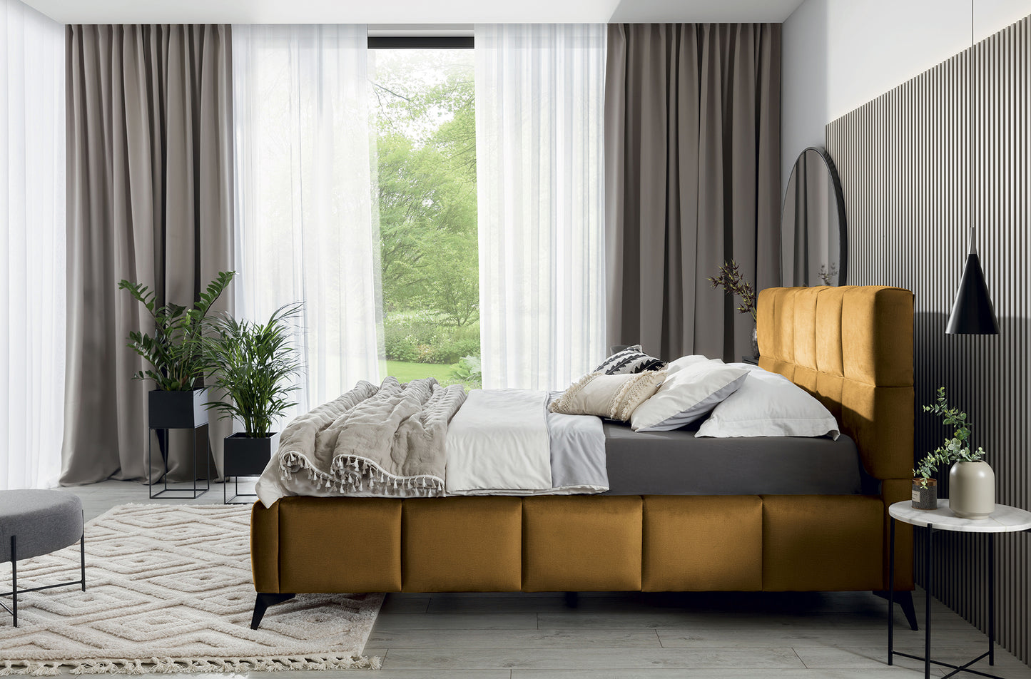 Łóżko Mist w odcieniu Nube 45 miodowy, rozmiar 160x200 cm, widok z boku w eleganckiej sypialni z jasnymi zasłonami i dekoracyjnymi poduszkami.