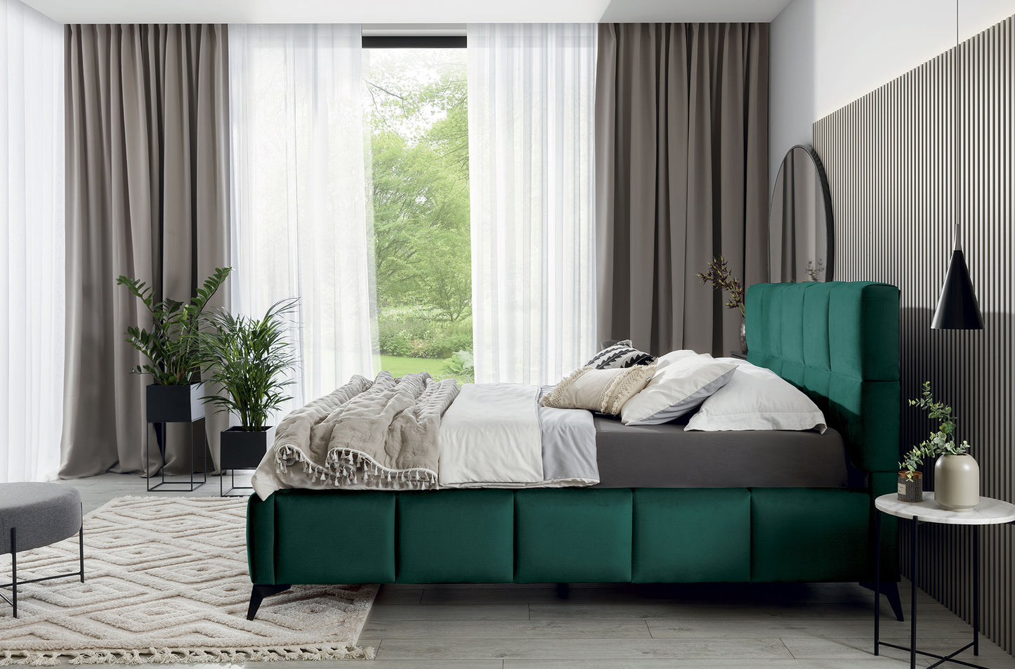 Łóżko Mist w odcieniu Velvetmat 38 zielony, rozmiar 180x200 cm, widok z boku w eleganckiej sypialni z jasnymi zasłonami i dekoracyjnymi poduszkami.
