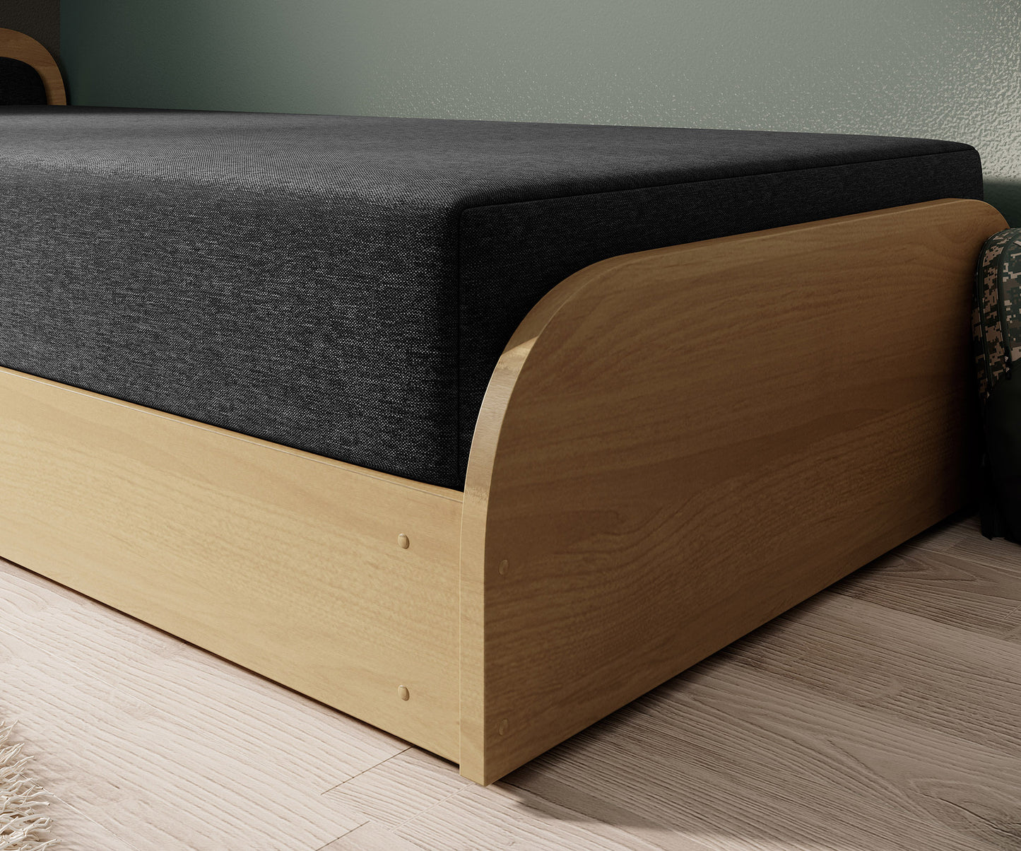 Zbliżenie na dolną część łóżka Parys Sawana 14 czarny (układ lewy) – jasnobrzozowa podstawa i materiałowy bok materaca.