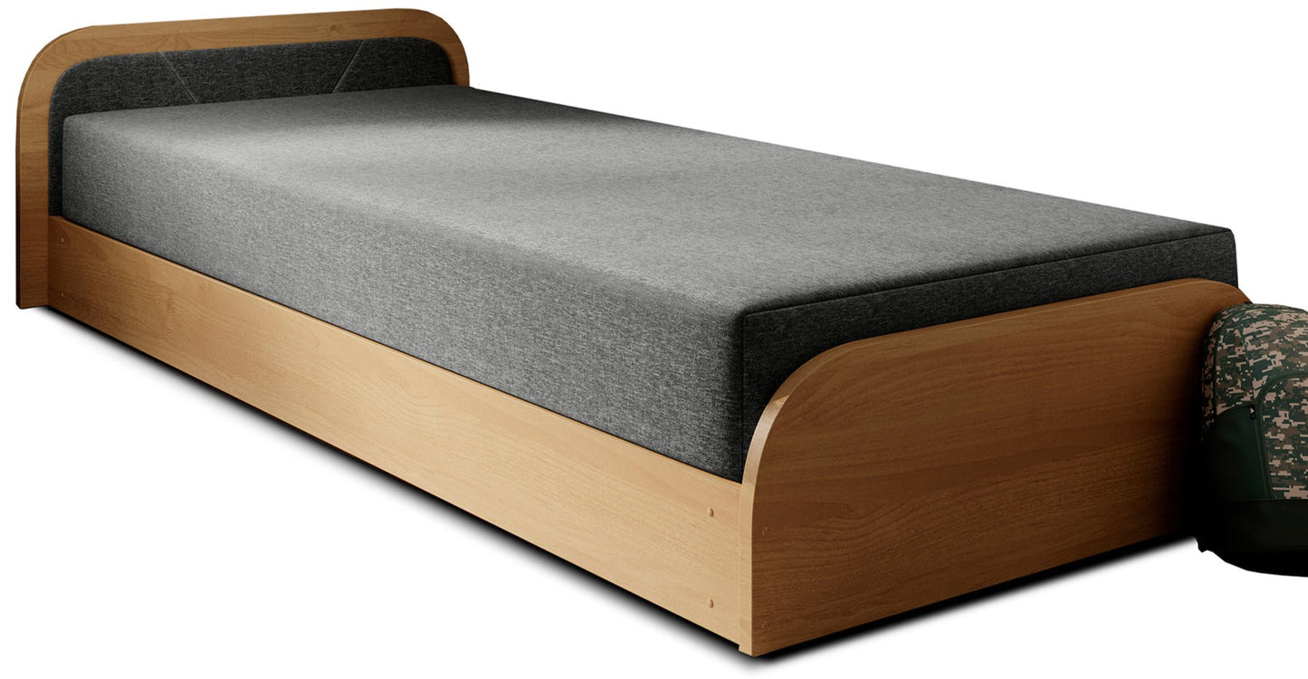 Łóżko Parys Sawana 21 szary (układ lewy) na białym tle z jasnobrzozową ramą, ciemnoszarym materacem i moro plecakiem przy stopie.