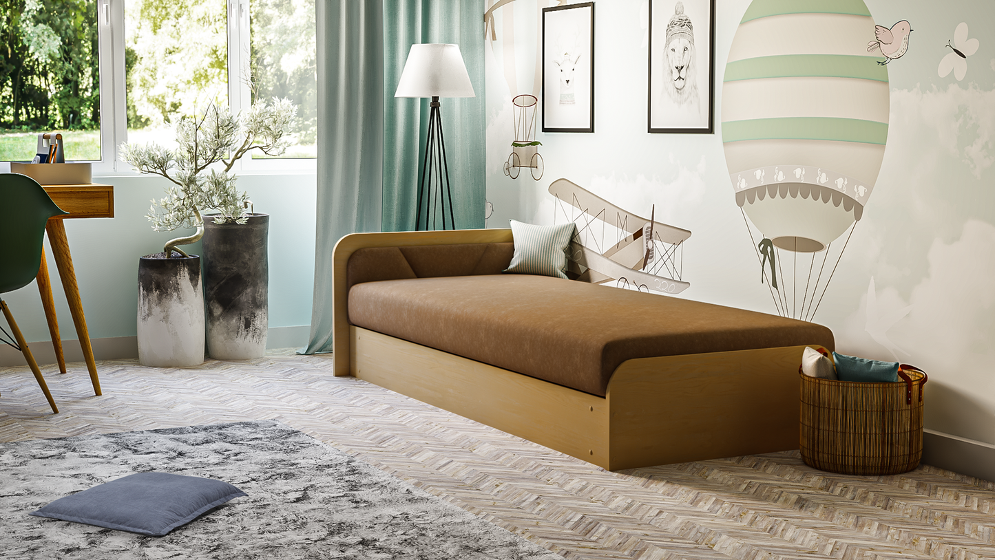 Łóżko Parys w tkaninie Sawana 67 brązowy w układzie lewym w jasnym pokoju dziecięcym z muralem balonu, zielonymi zasłonami i doniczkami przy oknie.