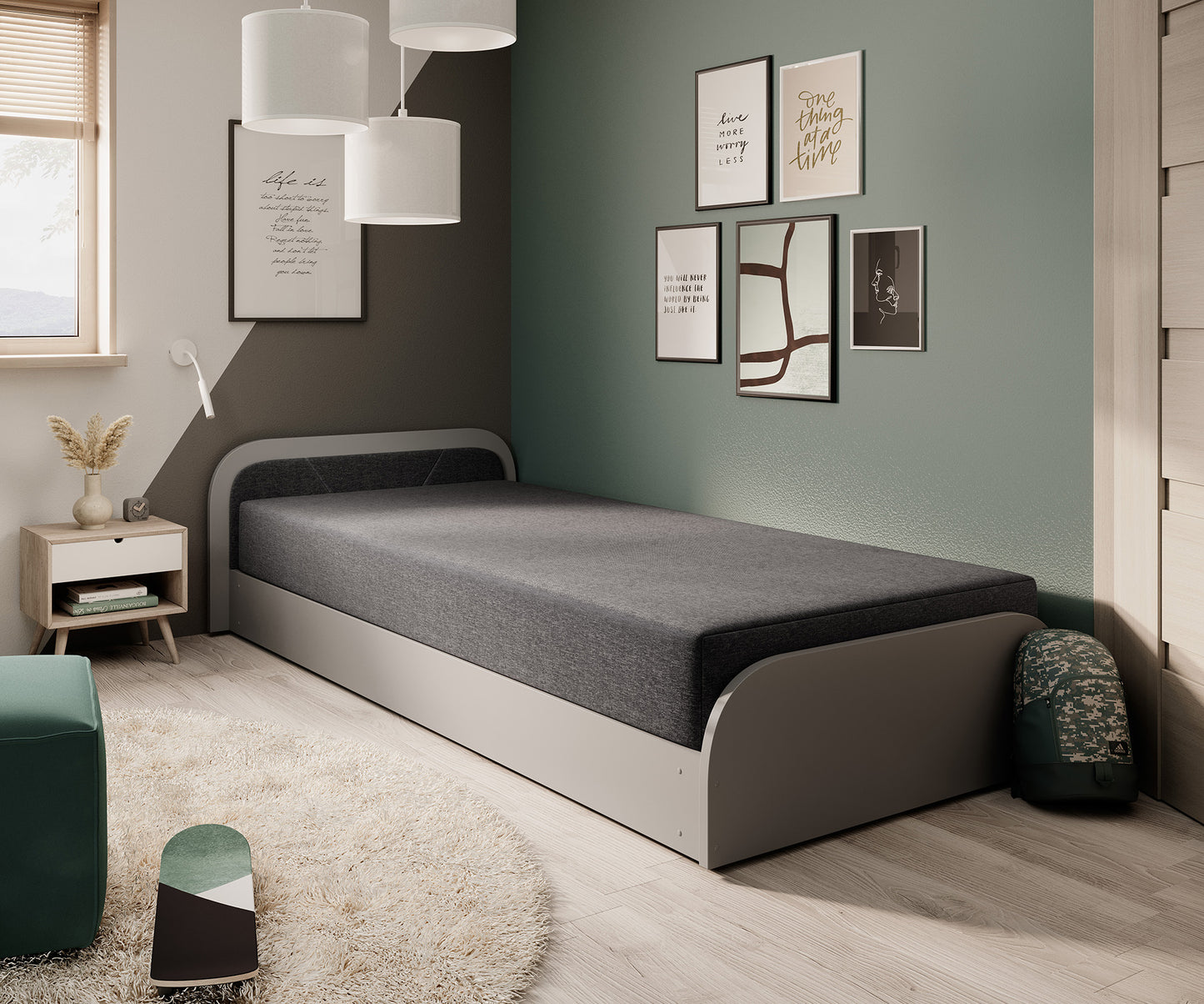 Łóżko Parys I Sawana 05 ciemnoszary w układzie lewym ustawione przy zielono-grafitowej ścianie z galerią obrazów, obok drewnianego stolika nocnego i pufy.