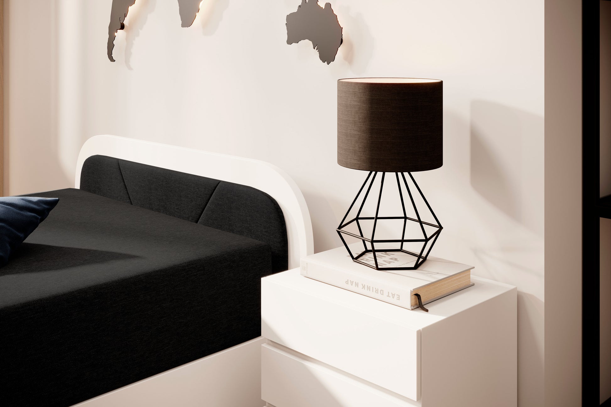 Zbliżenie na zagłówek i prawostronną ramę łóżka Parys I w czarnej tkaninie Alova 04, obok białej szafki nocnej z lampą o geometrycznej podstawie.