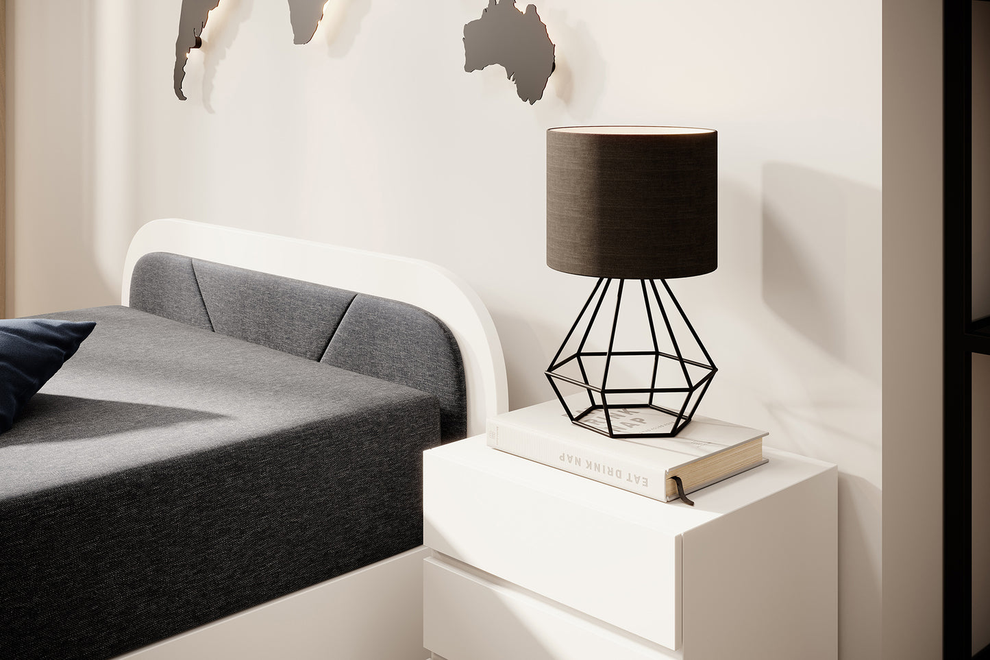Zbliżenie na część zagłówka i lampkę na białej szafce nocnej obok łóżka Parys I w Sawana 05 ciemnoszary, prawy układ.