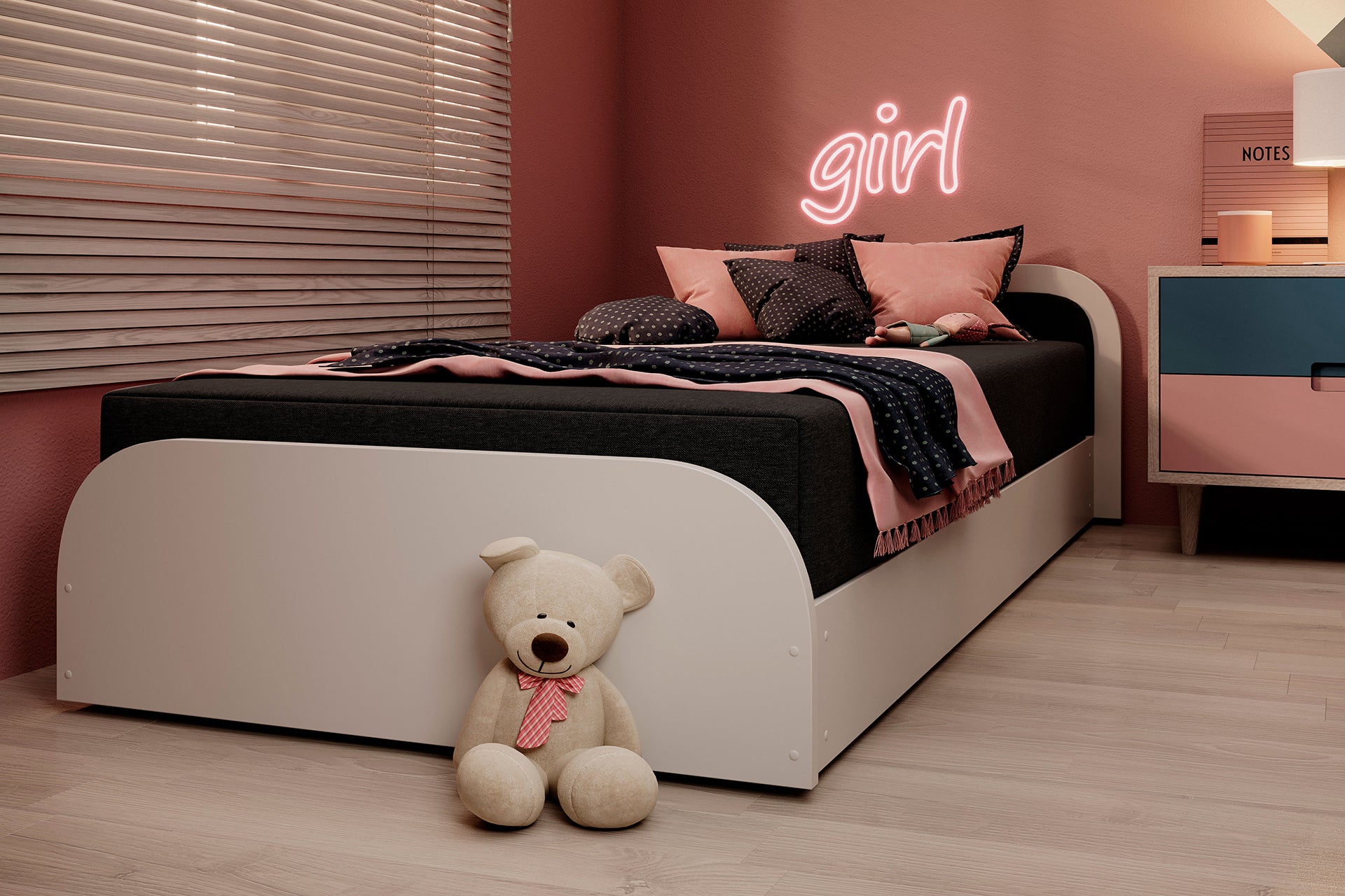 Zbliżenie na stolik nocny obok łóżka Parys II: na drewnianym blacie lampka stołowa i doniczka z rośliną, za nimi neonowy napis „girl” na pastelowej ścianie.