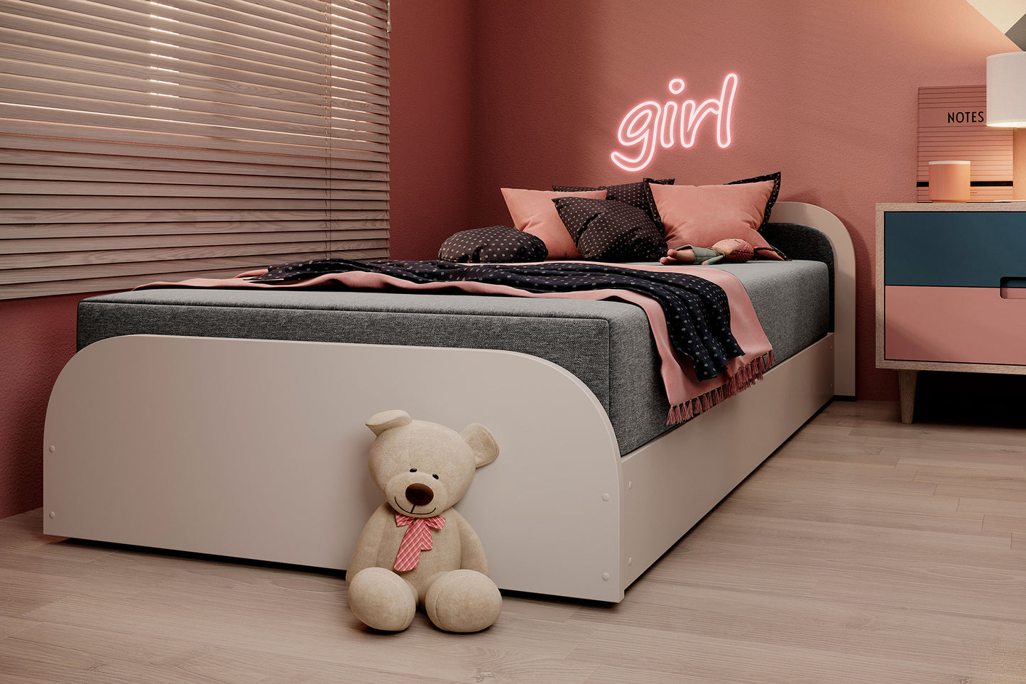 Ujęcie pokoju dziecięcego: łóżko Parys I Sawana 21 szary w prawym układzie, pluszowy miś przy stopie i neonowy napis „girl” na różowej ścianie.