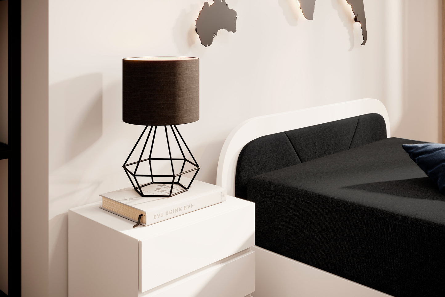 Zbliżenie na łóżko Parys II Alova 04 (czarny, układ lewy) z geometryczną lampą stołową i obitym tkaniną wezgłowiem.