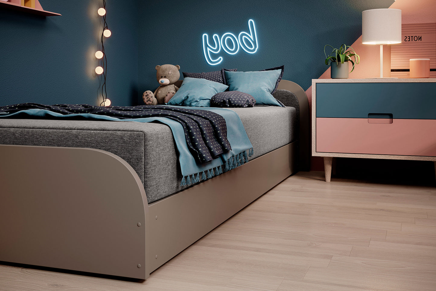 Dziecięcy pokój z łóżkiem Parys II Sawana 21 (szary, układ prawy), udekorowanym misiem, granatowymi poduszkami i neonowym napisem „boy”.