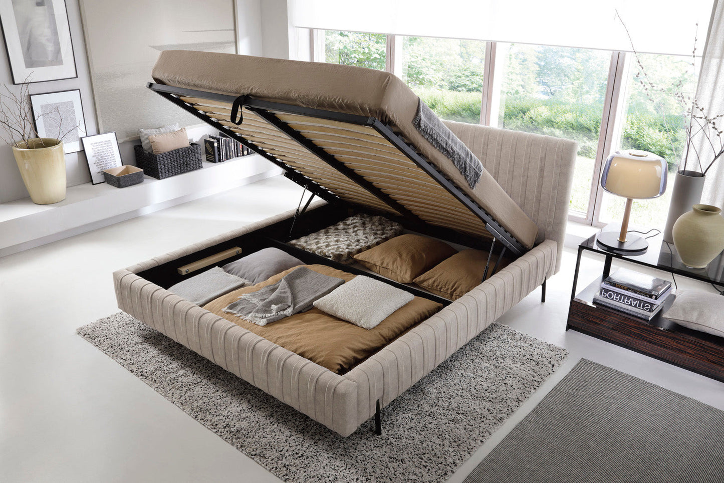 Łóżko Plissa 140×200 w tkaninie Relax 18 beżowy z uniesionym stelażem odsłaniającym pojemnik na pościel, widok z boku.