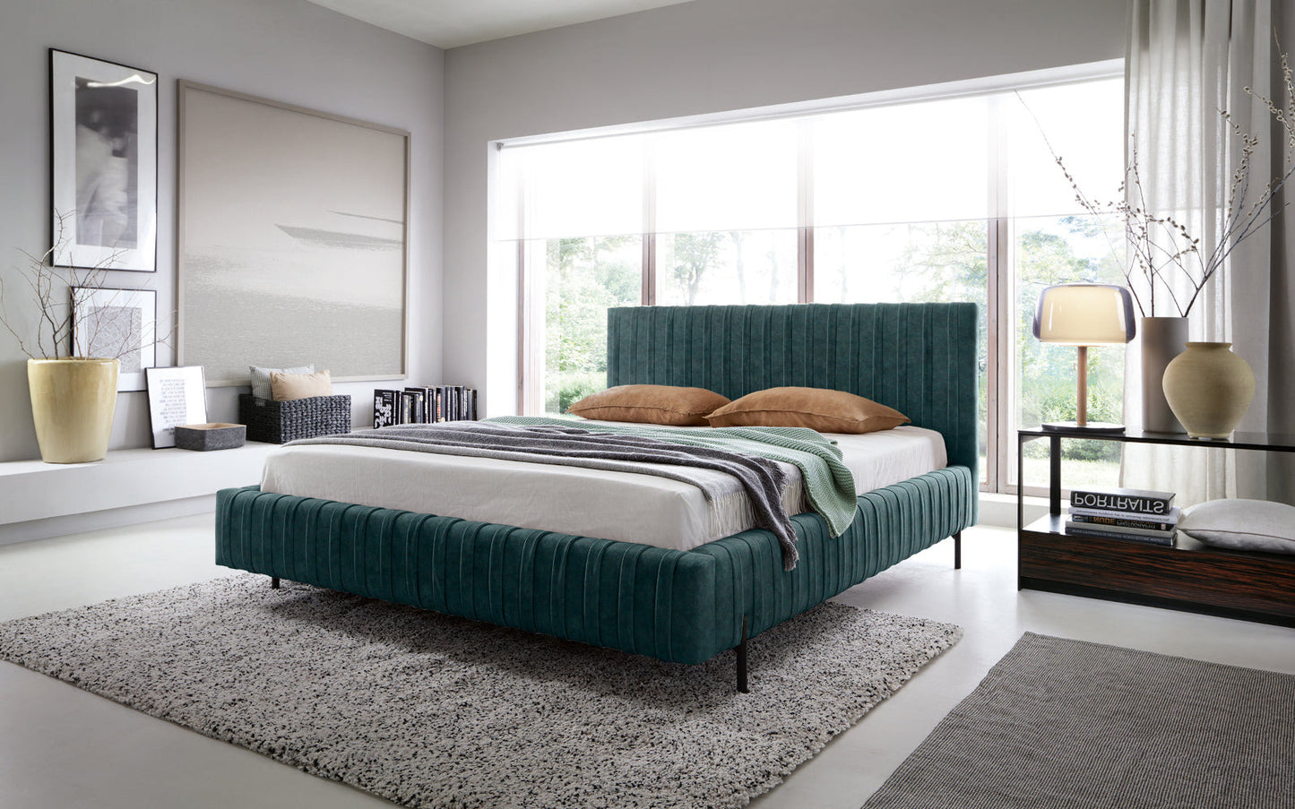 Łóżko Plissa 180×200 w kolorze Relax 38 zielony ustawione na dwuwarstwowym dywanie przed dużym oknem w nowoczesnej sypialni, udekorowane narzutą i poduszkami.