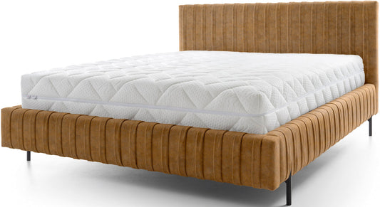 Frontowy widok łóżka Plissa 160×200 w tkaninie Relax 45 żółty na białym tle, ze słupkowanym wezgłowiem i smukłymi czarnymi nogami.