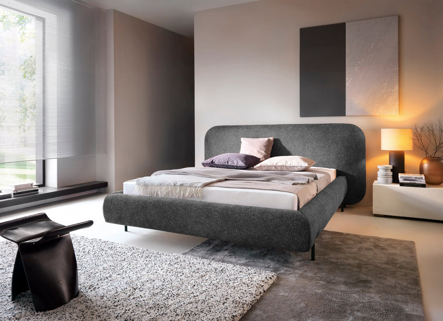 Nowoczesne łóżko Pointt w tkaninie Breona 04 wprowadza do wnętrza miękką linię i przytulność, nie rezygnując z minimalizmu.
