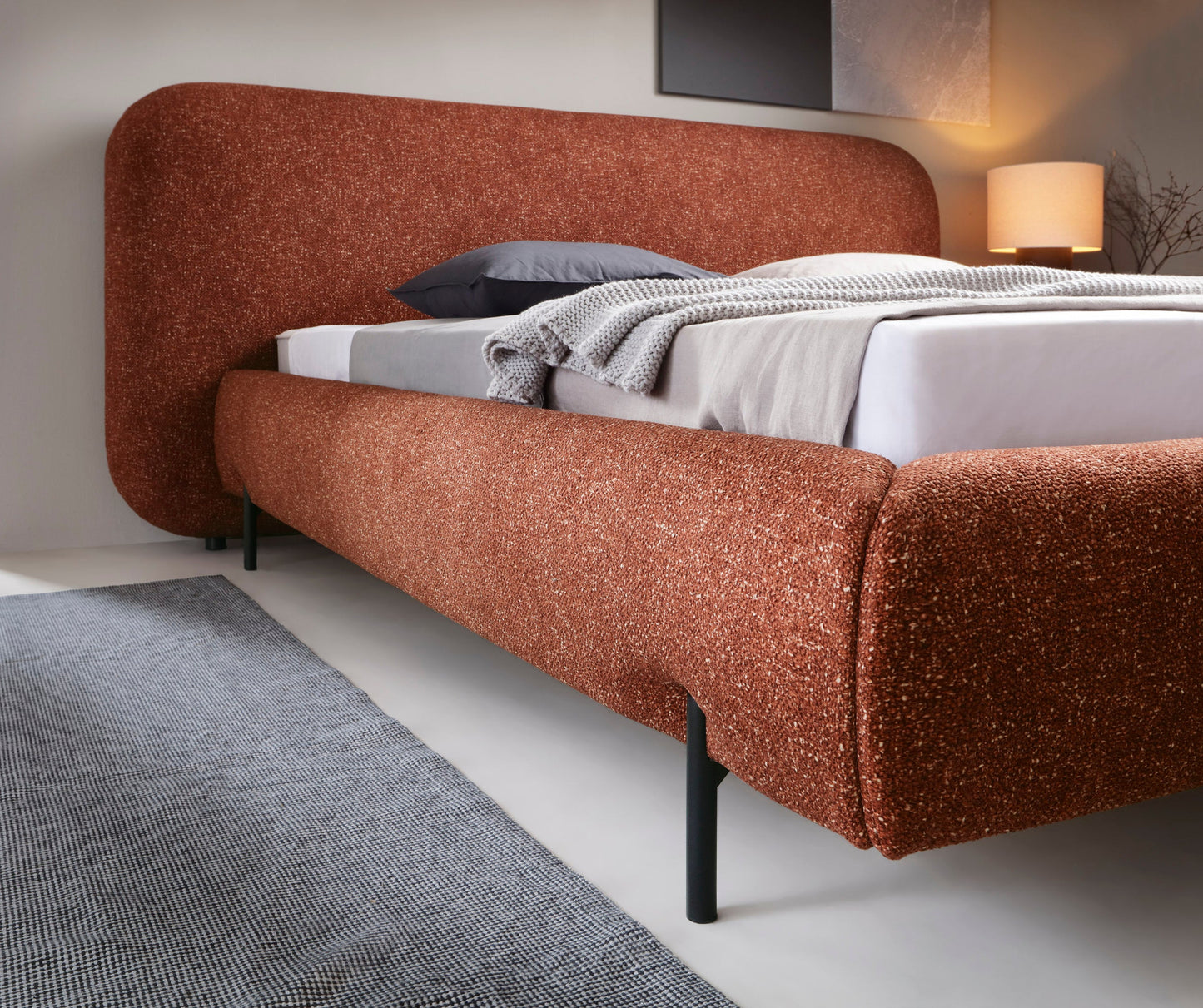 Miękkie linie i zaokrąglony korpus łóżka Pointt Breona 30 tworzą harmonijną całość o eleganckim, nowoczesnym charakterze.