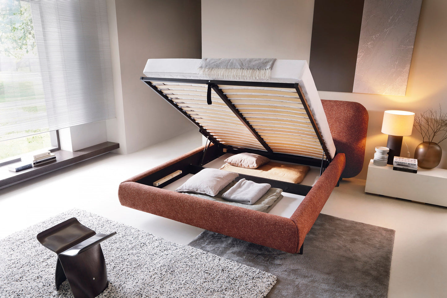 Łóżko Pointt w ceglastej tkaninie Breona 30 z pojemnym schowkiem – idealne połączenie designu, komfortu i funkcjonalności.