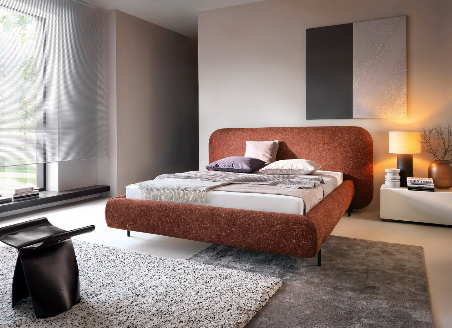 Zdjęcie ukazuje łóżko Pointt w aranżacji – przytulne wnętrze i nowoczesna forma w kolorze Breona 30.