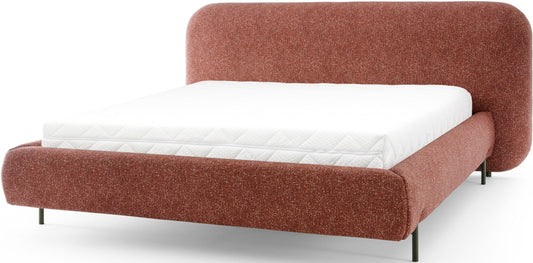 Zdjęcie prezentuje łóżko Pointt w odcieniu ceglastym – nowoczesna forma i tkanina o przytulnej fakturze.