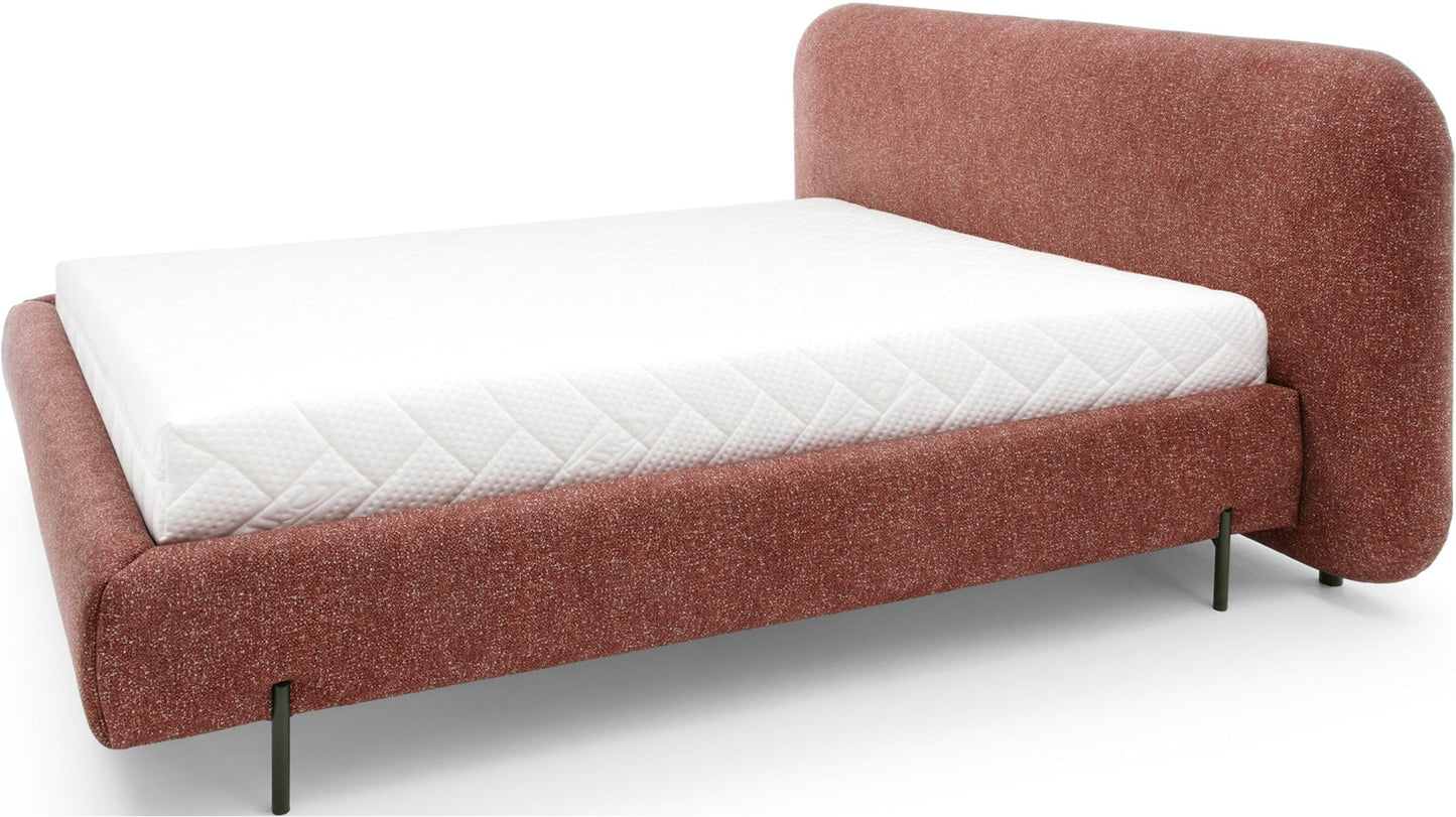 Nowoczesna forma łóżka Pointt w ceglastej tkaninie Breona 30 – połączenie minimalizmu, elegancji i wygody każdego dnia.