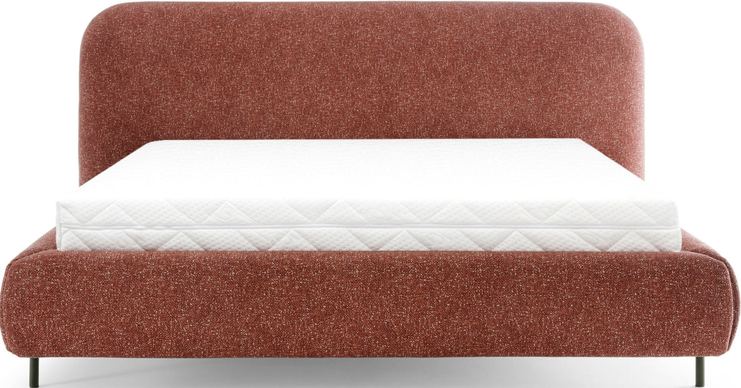 Zdjęcie przedstawia łóżko Pointt Breona 30 w kolorze ceglastym, ujęte w pełnej perspektywie frontowej z widocznym materacem.