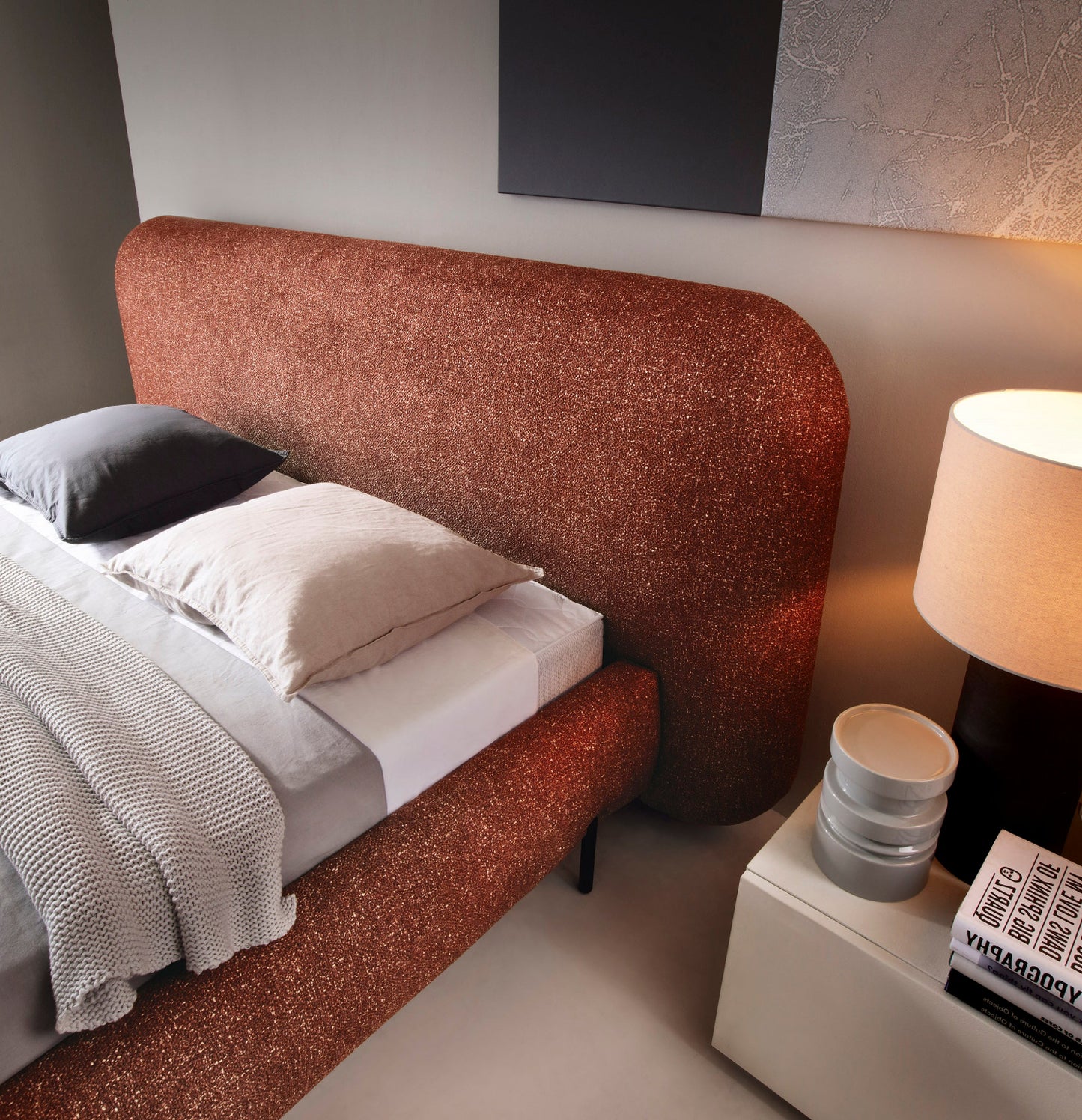 Zaokrąglony zagłówek łóżka Pointt w tkaninie Breona 30 – nowoczesna forma i miękki komfort w jednym eleganckim wydaniu.