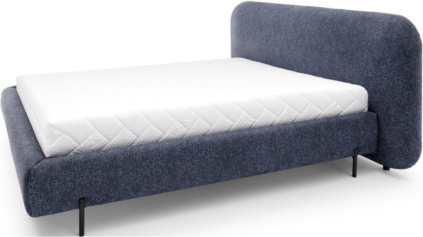 Łóżko Pointt w tkaninie Breona 40 niebieskie – widok z boku ukazujący zaokrąglony zagłówek i minimalistyczną ramę.