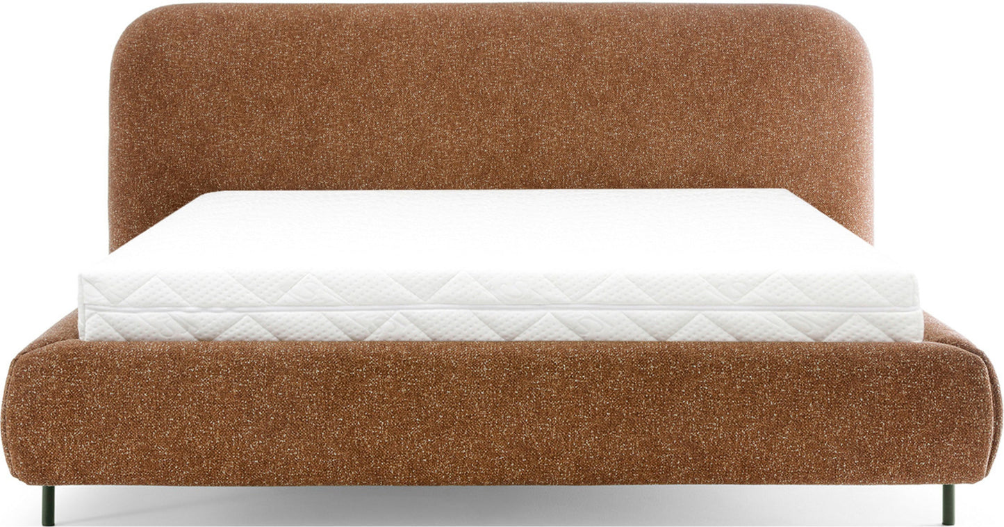 Łóżko Pointt z tapicerowanym zagłówkiem w tkaninie Breona 45 żółty – nowoczesna forma, miękkie linie i komfortowa powierzchnia spania.