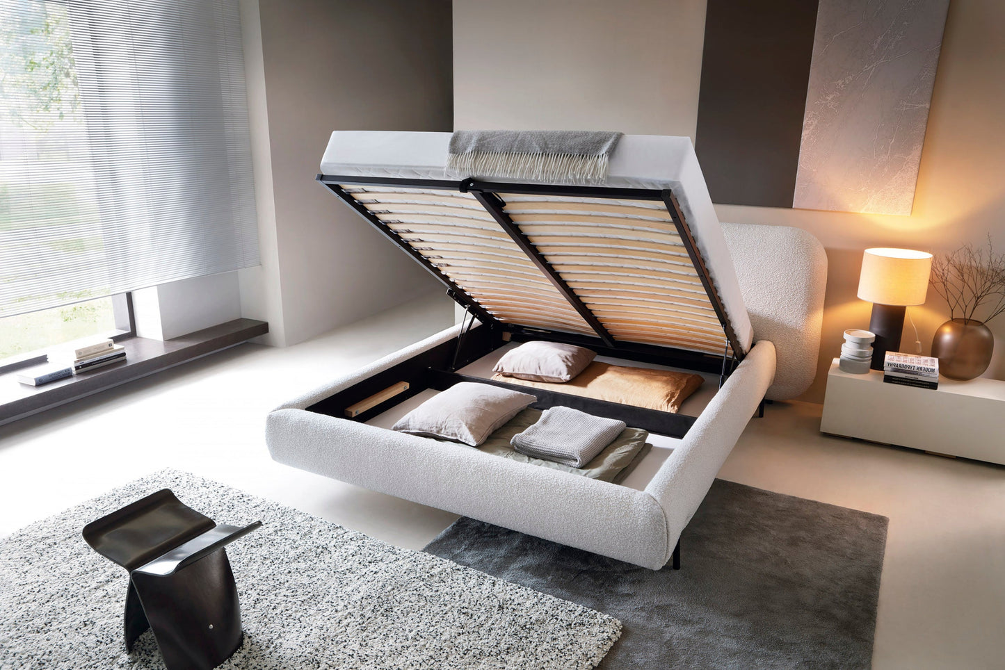 Łóżko tapicerowane Pointt w tkaninie Jaffray 18 jasnobeżowy z pojemnikiem na pościel i podniesionym stelażem w nowoczesnej sypialni