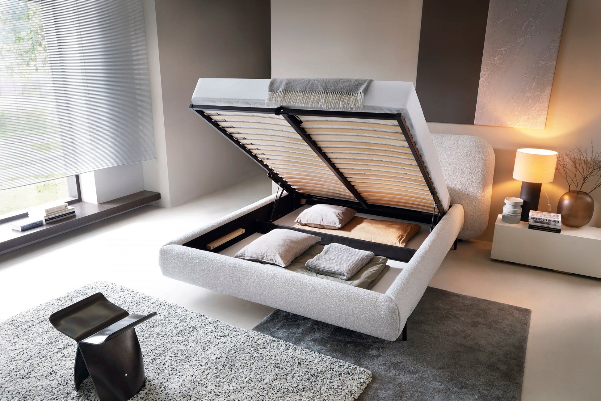 Łóżko tapicerowane Pointt w tkaninie Jaffray 18 jasnobeżowy z pojemnikiem na pościel i podniesionym stelażem w nowoczesnej sypialni