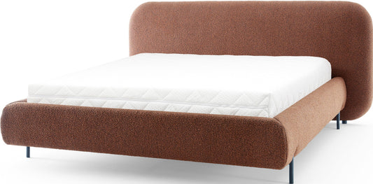 Łóżko Pointt Jaffray 30 ceglane tapicerowane tkaniną boucle, z wysokim zagłówkiem i subtelnymi nóżkami – nowoczesny design i komfort snu.