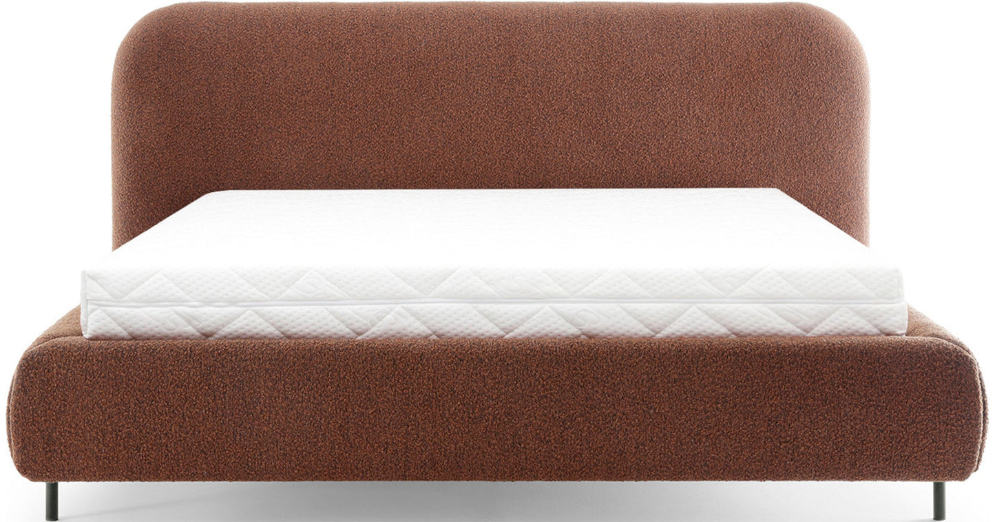 Łóżko Pointt Jaffray 30 w kolorze ceglastym od frontu – zaokrąglony zagłówek, tapicerka boucle, materac piankowy.