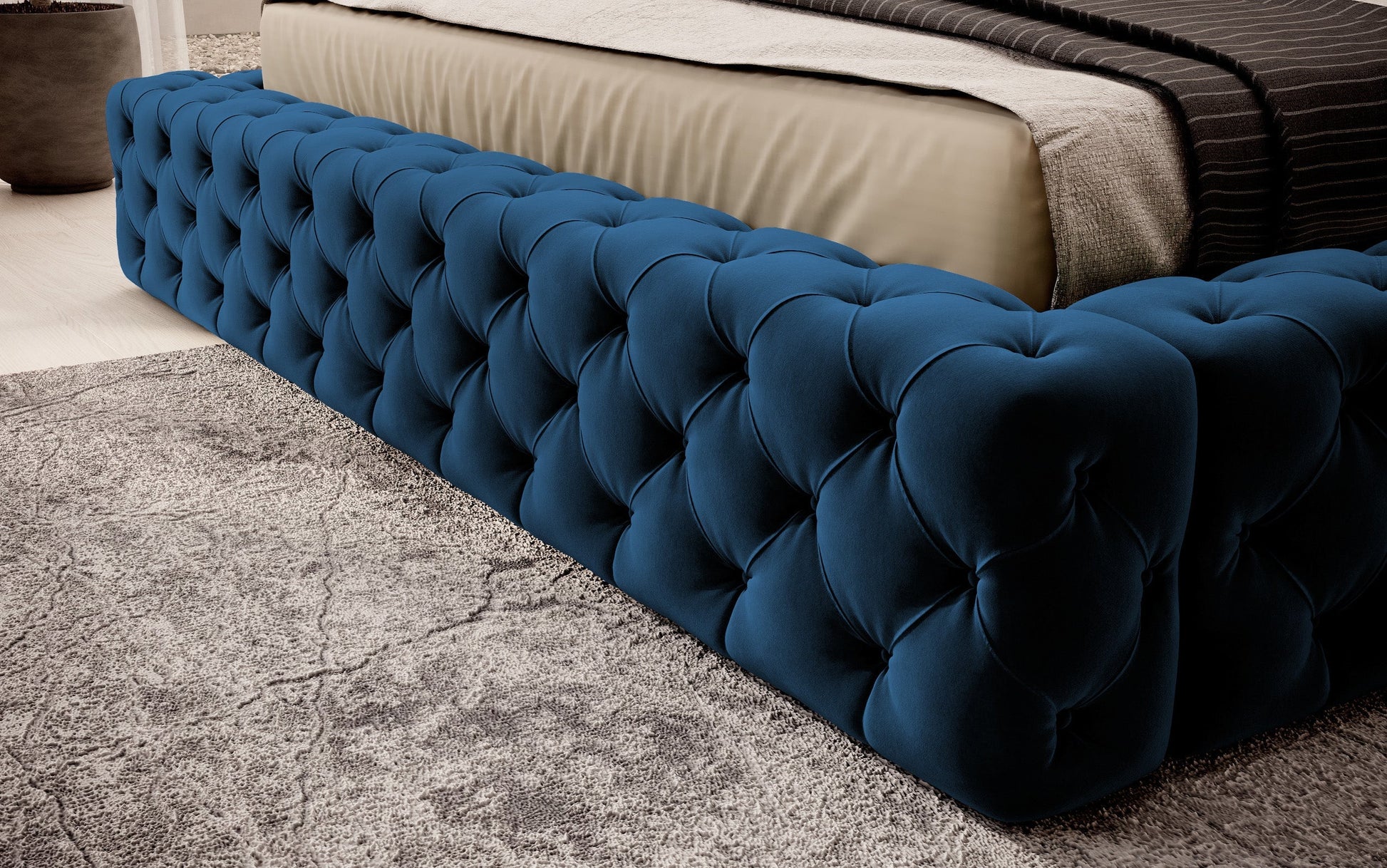 Dolna część łóżka Princce 180x200 Lukso 40 granatowy z pikowanym obiciem i jasną narzutą.