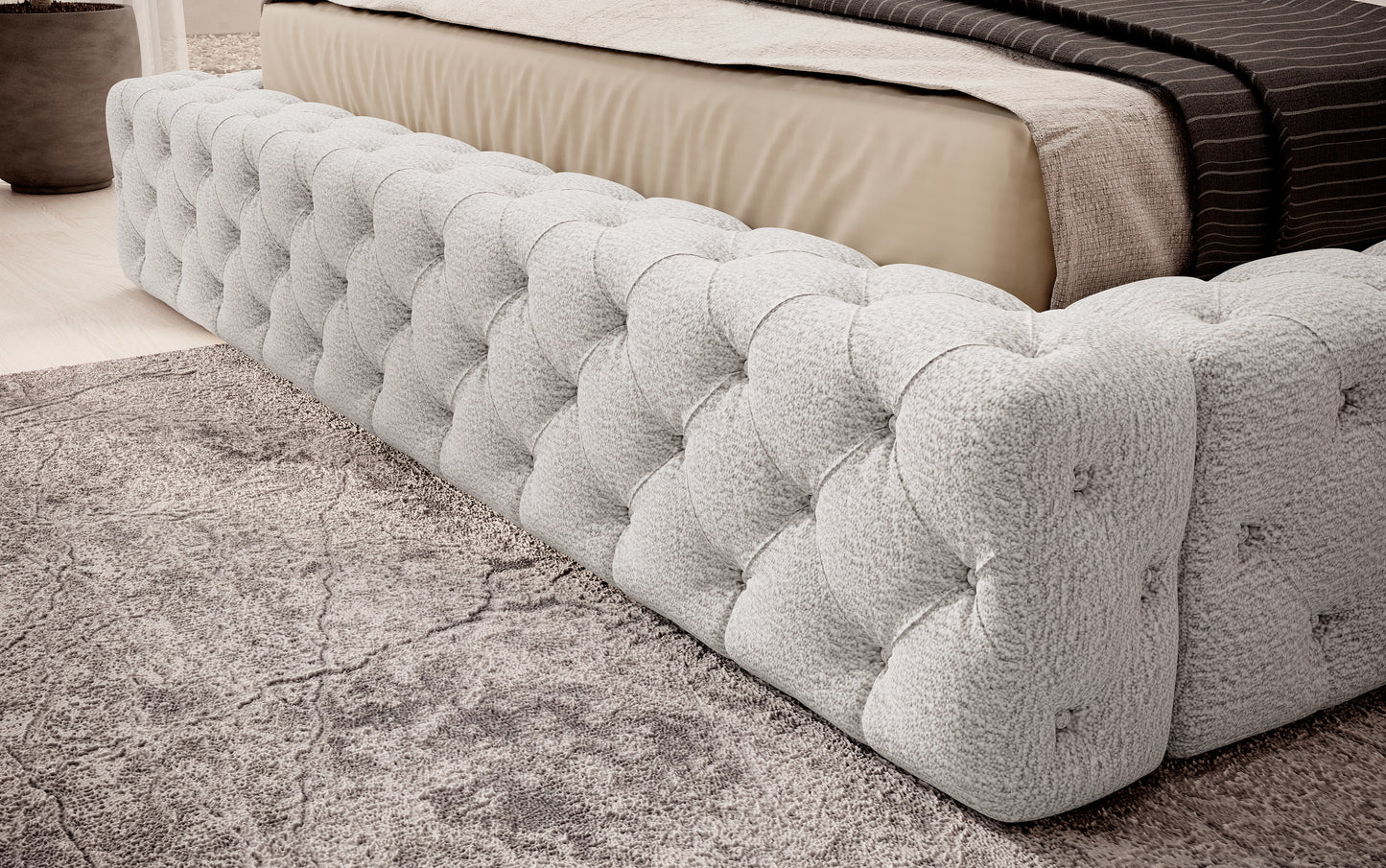 Dolna część łóżka Princce 140x200 Royal 01 biały z pikowanym obiciem i beżową narzutą.