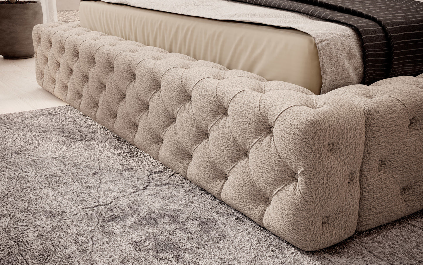 Dolna część łóżka Princce 140x200 Royal 20 ciemnokremowy z pikowanym obiciem i beżową narzutą.