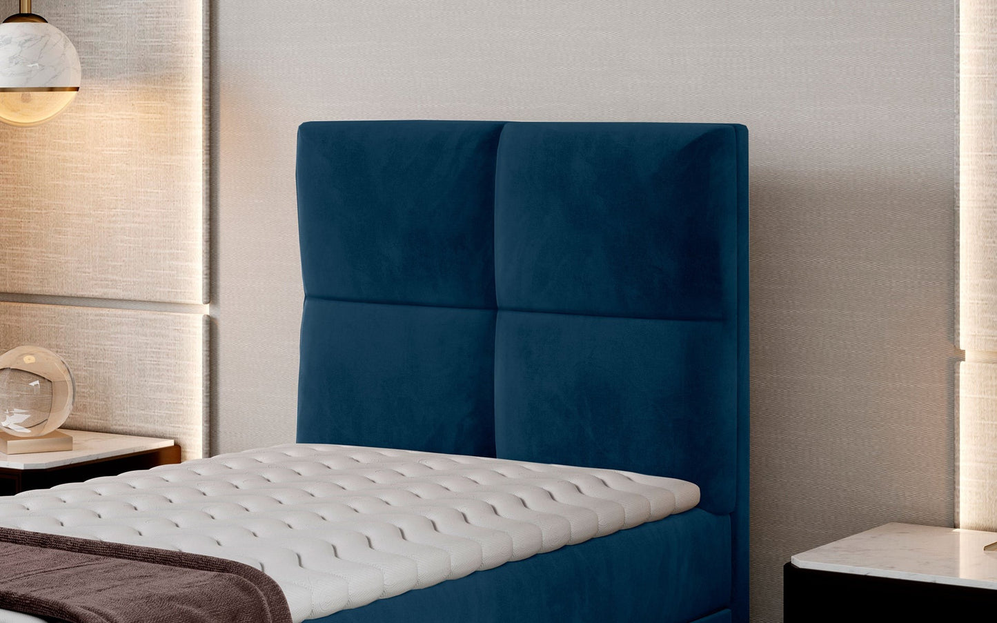 Zbliżenie na wezgłowie łóżka Rivia w kolorze Kronos 09 granatowy o wymiarach 90x200 cm, w nowoczesnej sypialni.