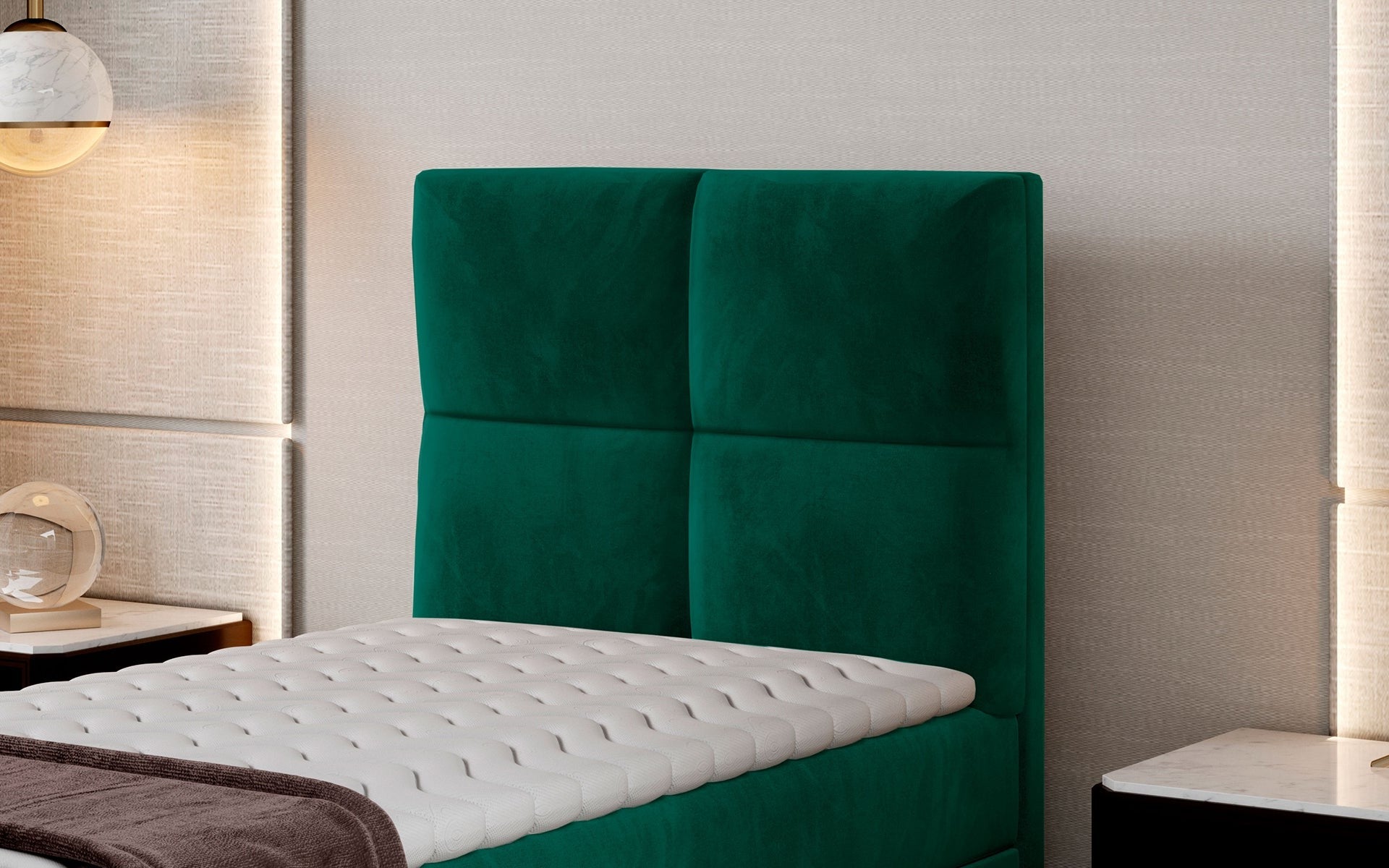 Zbliżenie na wezgłowie łóżka Rivia w kolorze Monolith 37 butelkowa zieleń o wymiarach 90x200 cm, w nowoczesnej sypialni.