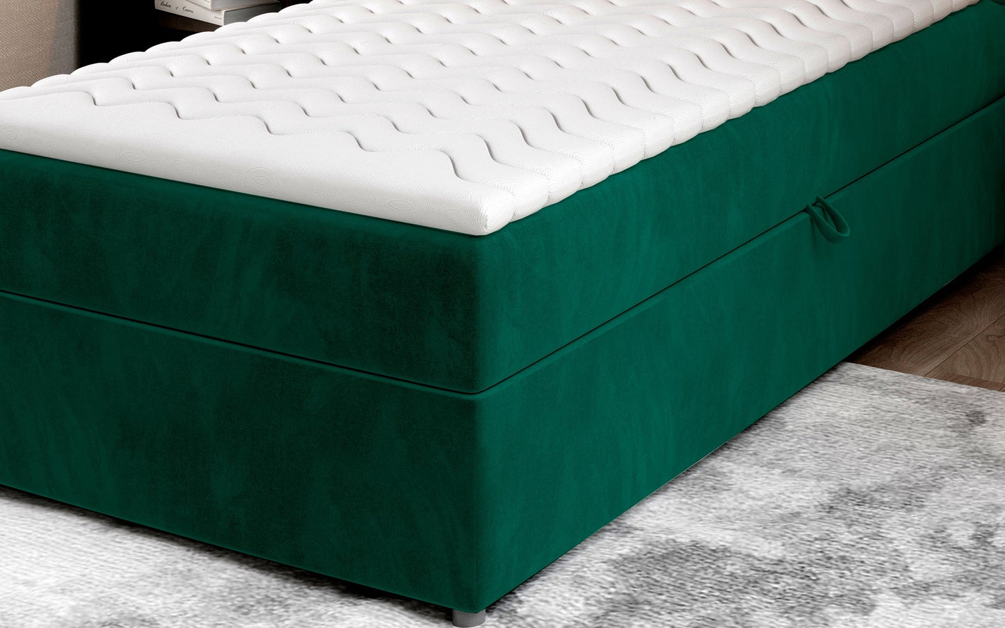 Zbliżenie na dolną część łóżka Rivia w kolorze Monolith 37 butelkowa zieleń o wymiarach 90x200 cm, z widocznym pojemnikiem na pościel.