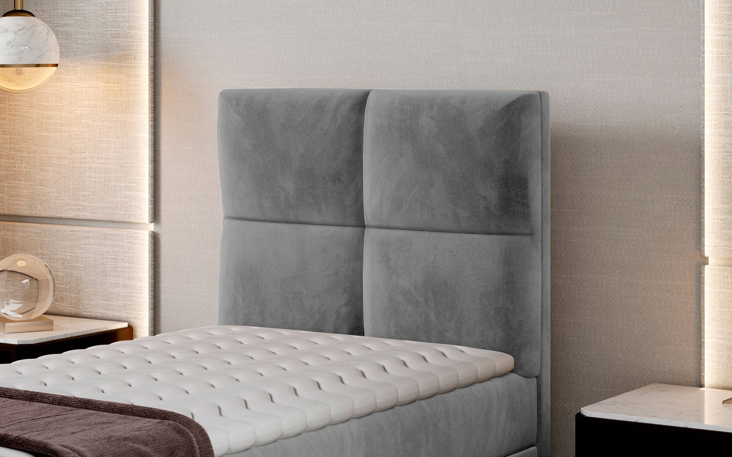 Zbliżenie na wezgłowie łóżka Rivia w kolorze Monolith 84 jasnoszary o wymiarach 90x200 cm, w nowoczesnej sypialni.