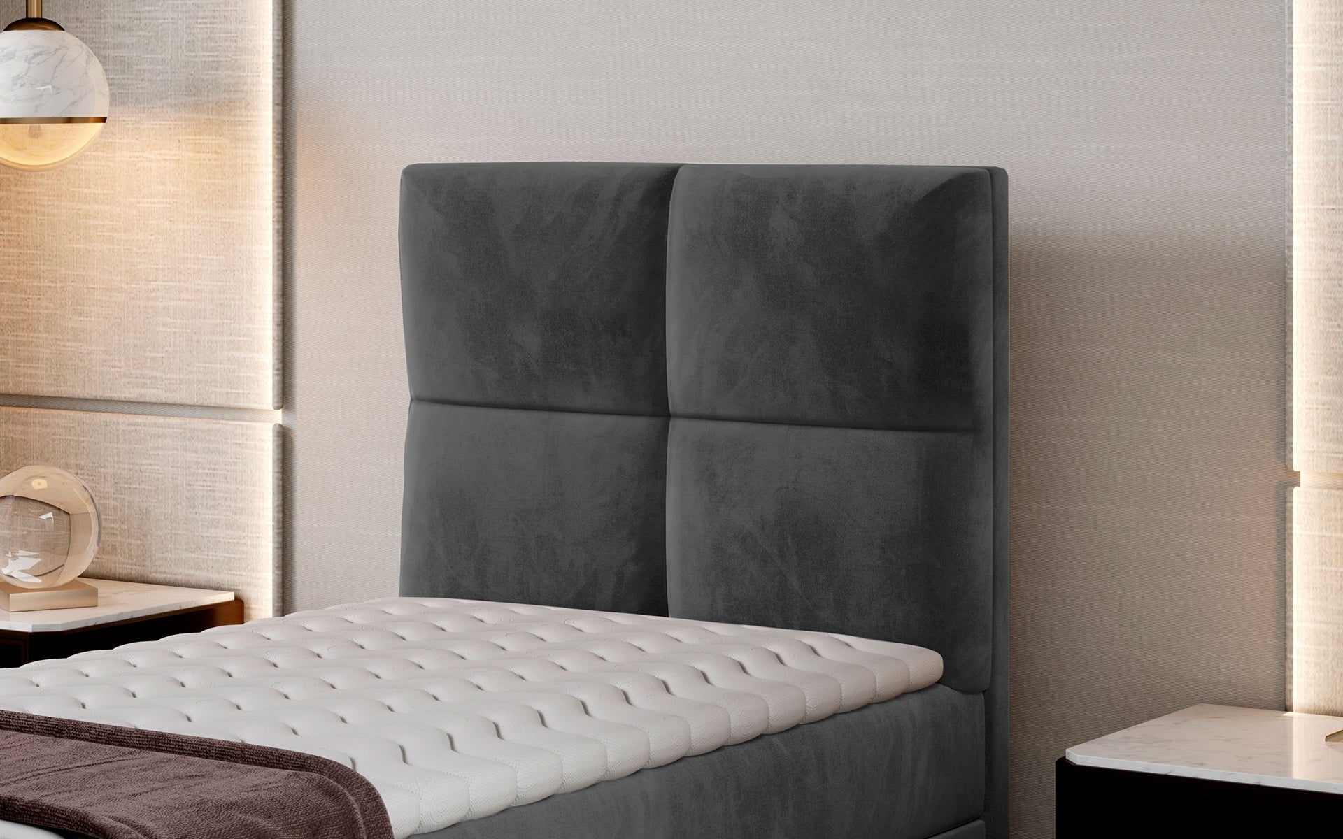 Zbliżenie na wezgłowie łóżka Rivia w kolorze Paros 06 ciemnoszary o wymiarach 90x200 cm, w nowoczesnej sypialni.