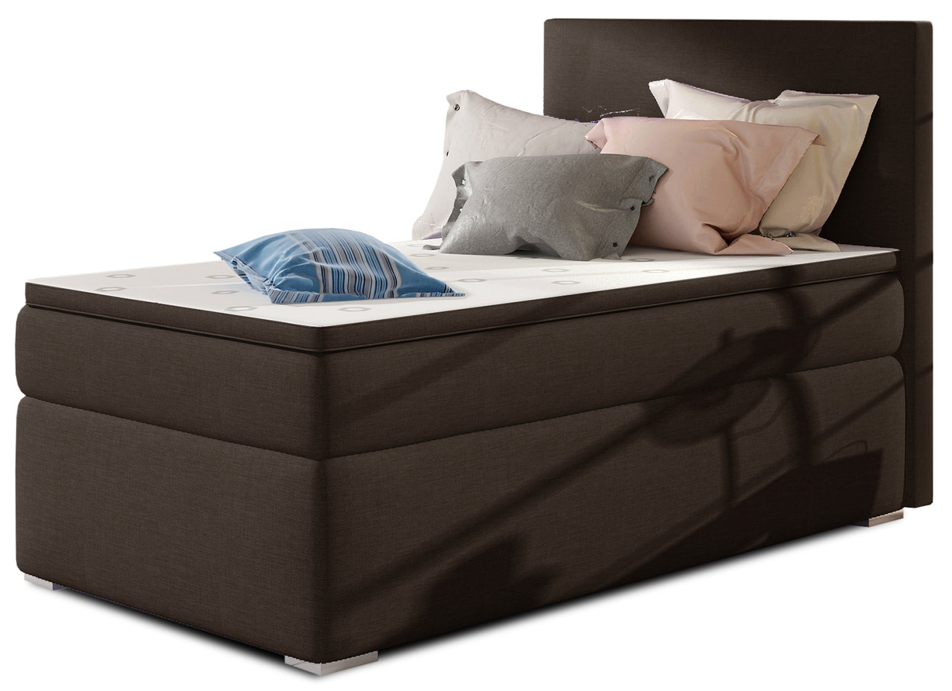 Łóżko kontynentalne Rocco w kolorze Sawana 26 brązowy, układ prawy – widok studyjny z przodu, prezentujące tapicerowane wykończenie w ciepłym, brązowym odcieniu oraz elegancki, prosty zagłówek.