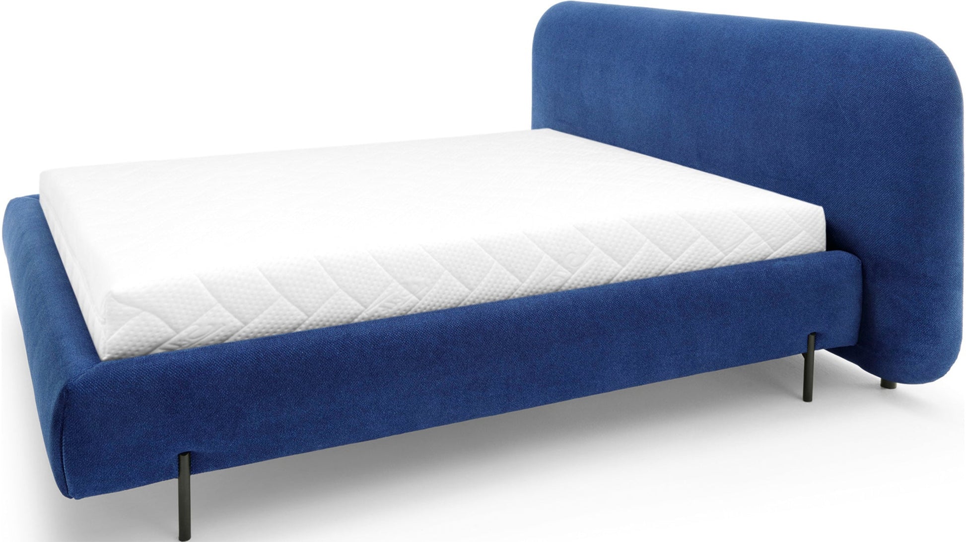 Perspektywiczny widok 3/4 niebieskiego łóżka tapicerowanego Paoli 160×200 cm z białym materacem na białym tle