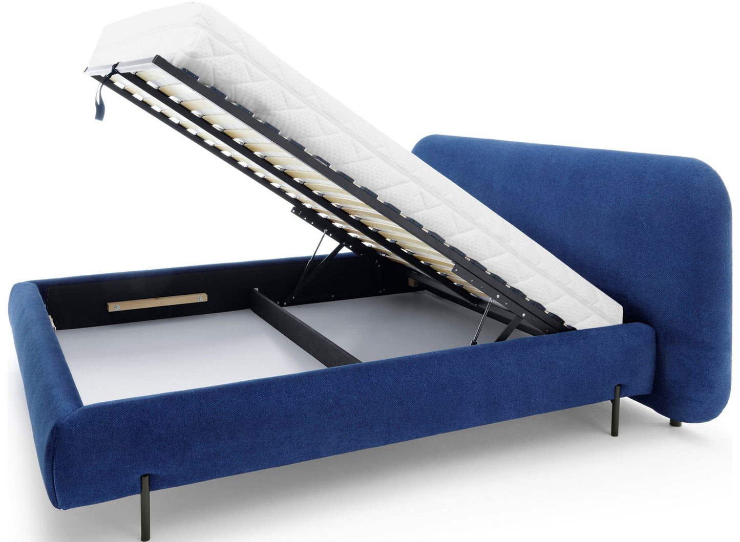 Packshot niebieskiego łóżka tapicerowanego Paoli 160×200 cm z otwartą skrzynią na pościel na białym tle