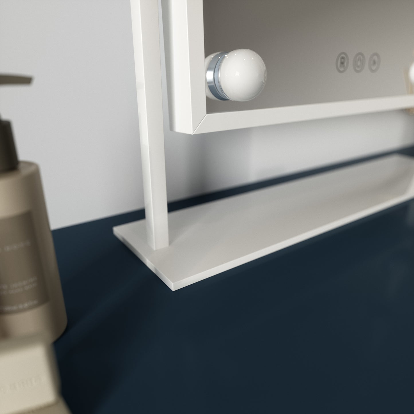 Zbliżenie podstawy lustra Flamnate 30×47 cm z białą ramą i kulistą żarówką ustawionego na granatowej powierzchni.