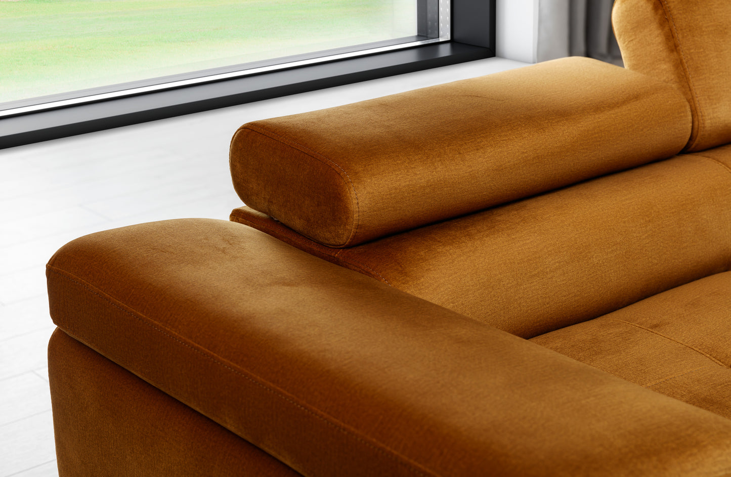 Zbliżenie na podłokietnik narożnika Armando w tkaninie Monolith 48 żółty – prezentacja przeszyć i faktury tapicerki.