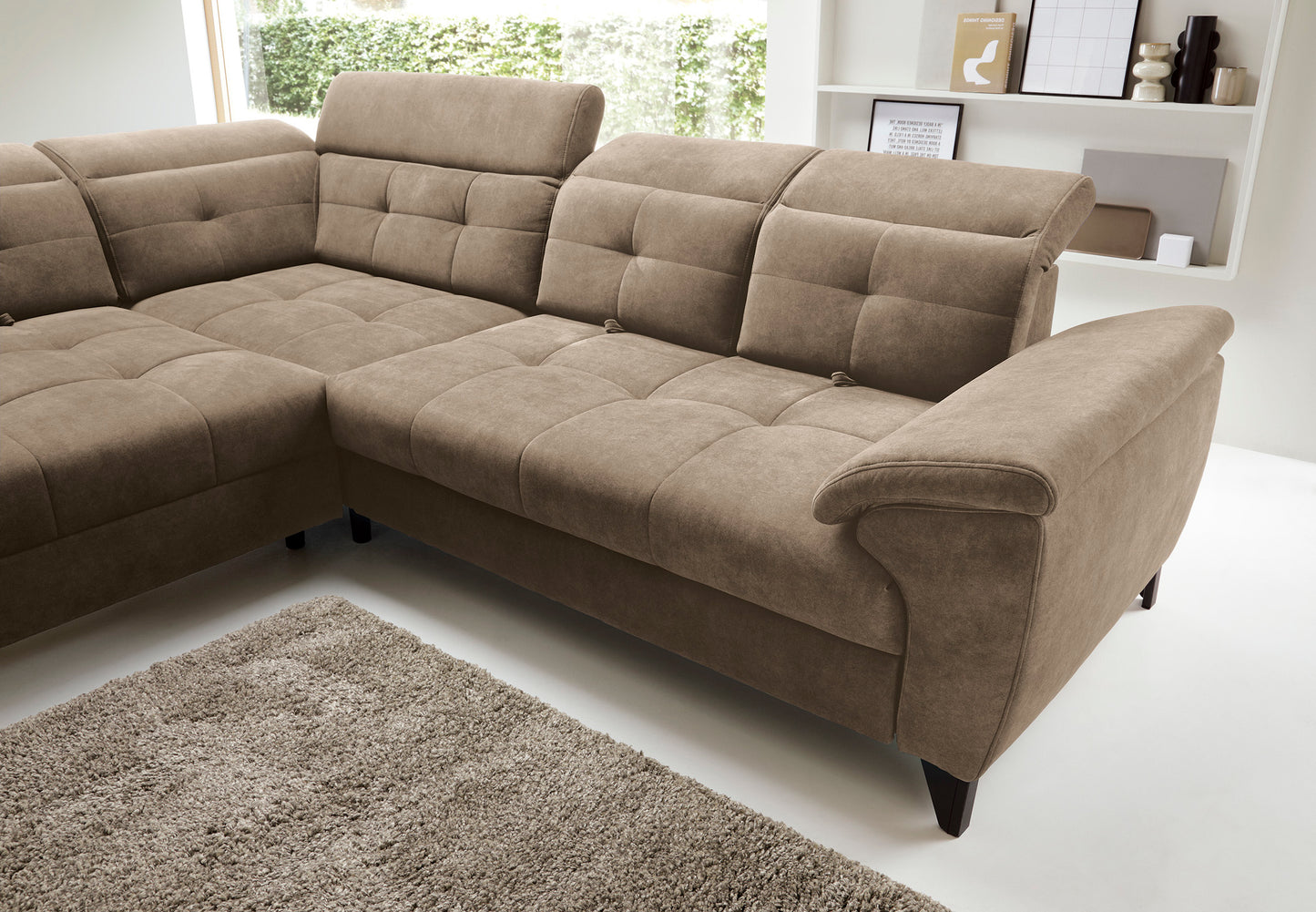 Widok różnych poziomów regulacji zagłówków narożnika Inferne Aura 20 beżowo-brązowego w układzie lewym.